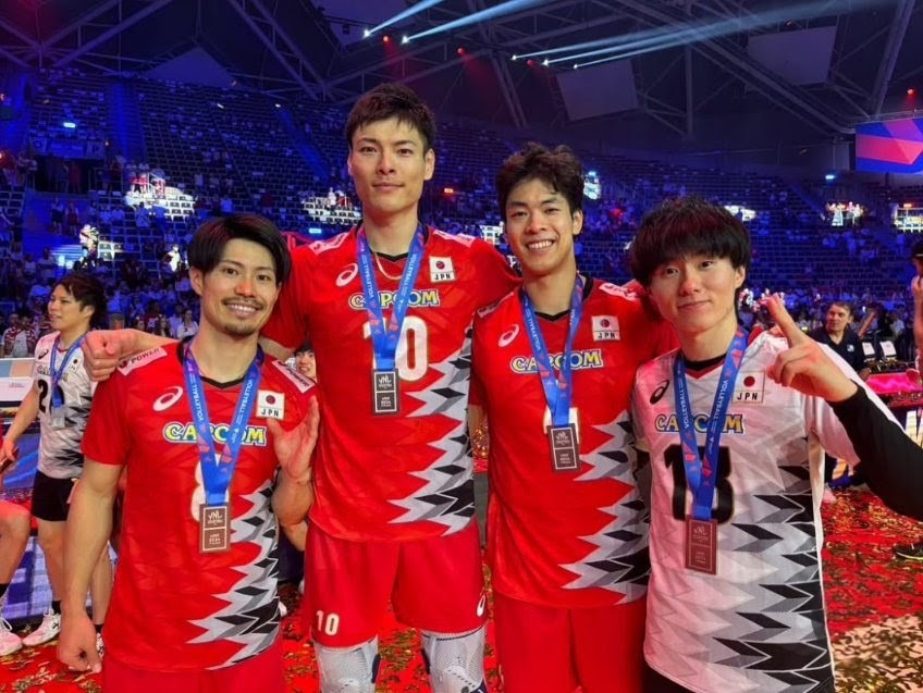 小川（右一）是日本男排國家隊主力自由人，在日本國內人氣甚高。