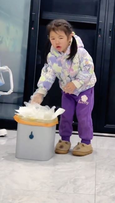 可可為了養狗，首次做剷屎官忍不住嘔吐的短片被瘋傳。抖音