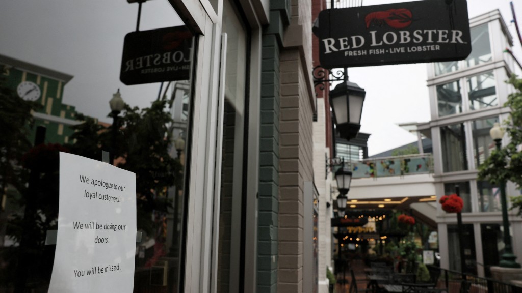 馬里蘭州一間「紅龍蝦」分店貼出倒閉通知。 路透社
