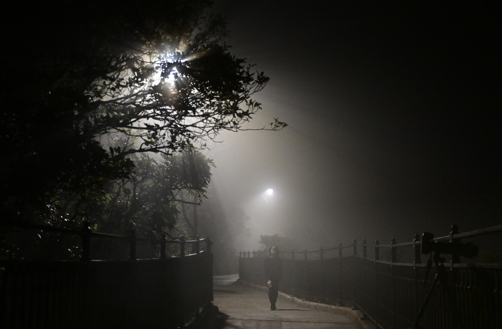 维港被大雾笼罩。 陈极彰摄
