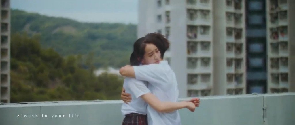 兩人互相扶持。