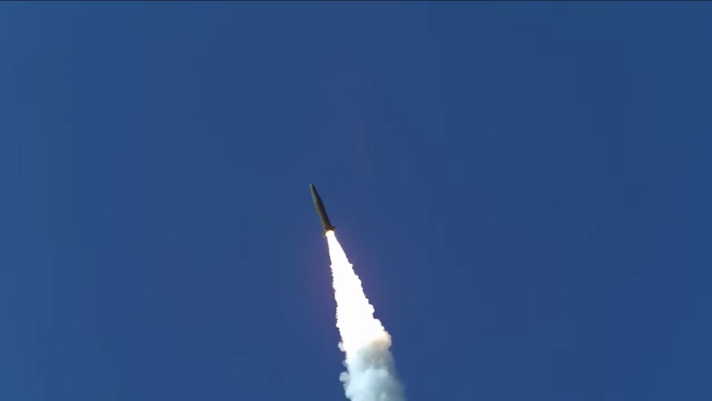 南韓「玄武4」彈道導彈攜帶鑽地彈頭打擊測試。 網上圖片