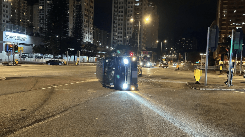 一輛客貨車與一輛的士在大涌橋路交界相撞,客貨車隨後失控翻側。蔡楚輝攝 一輛客貨車與一輛的士在大涌橋路交界相撞,客貨車隨後失控翻側。蔡楚輝攝