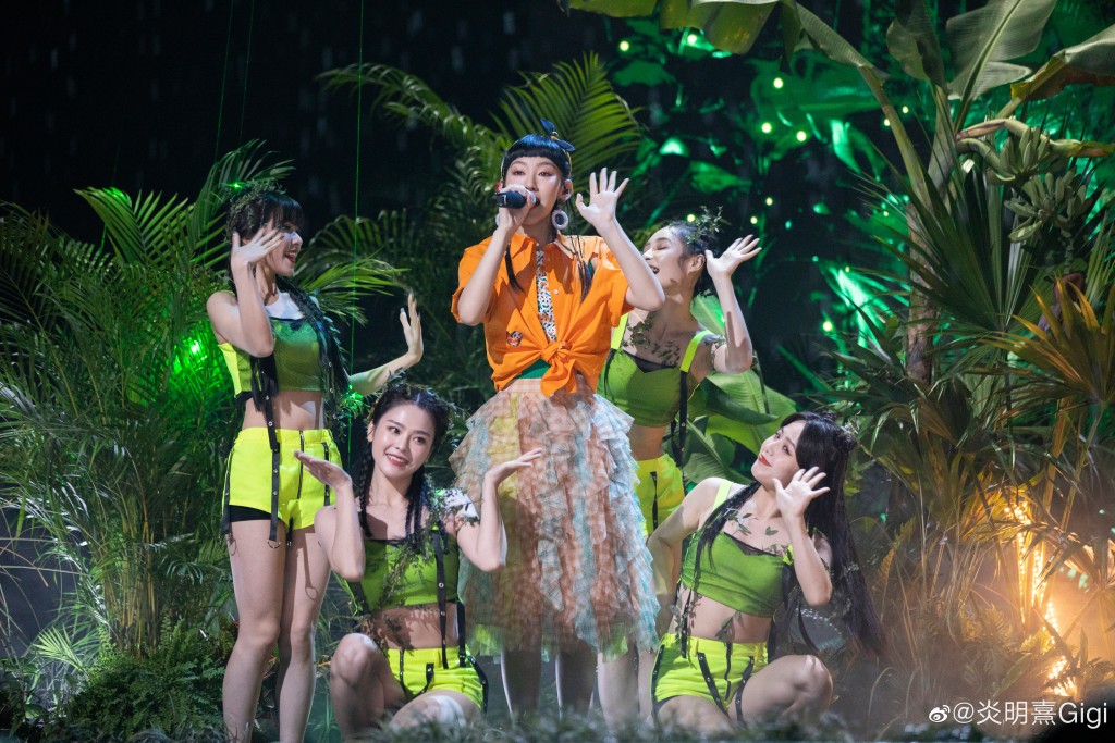 炎明熹去年參加《聲生不息》在內地人氣急升，更成為內地最紅的香港新晉歌手之一。