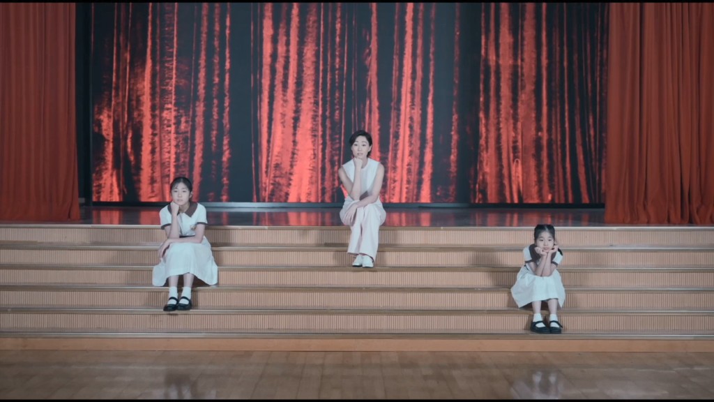 定欣在《未知也好》MV中安排兩位小師妹參與演出,代表她不同成長階段的寫照。 定欣在《未知也好》MV中安排兩位小師妹參與演出,代表她不同成長階段的寫照。