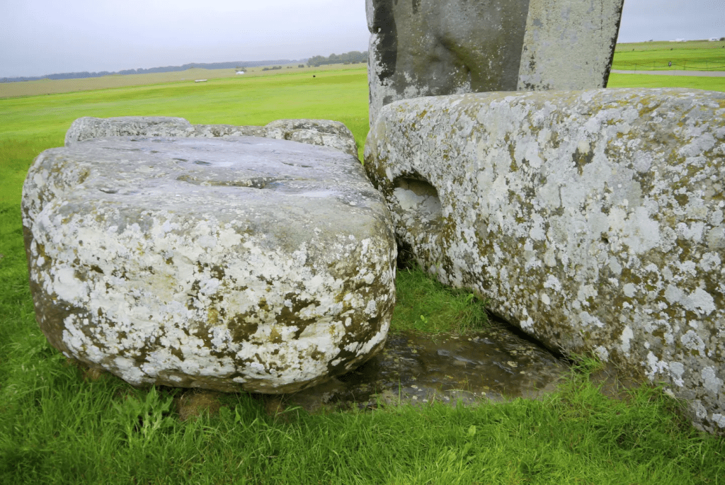 「祭壇石」被兩塊倒下的薩森石（sarsen stone）壓住。（美聯社）