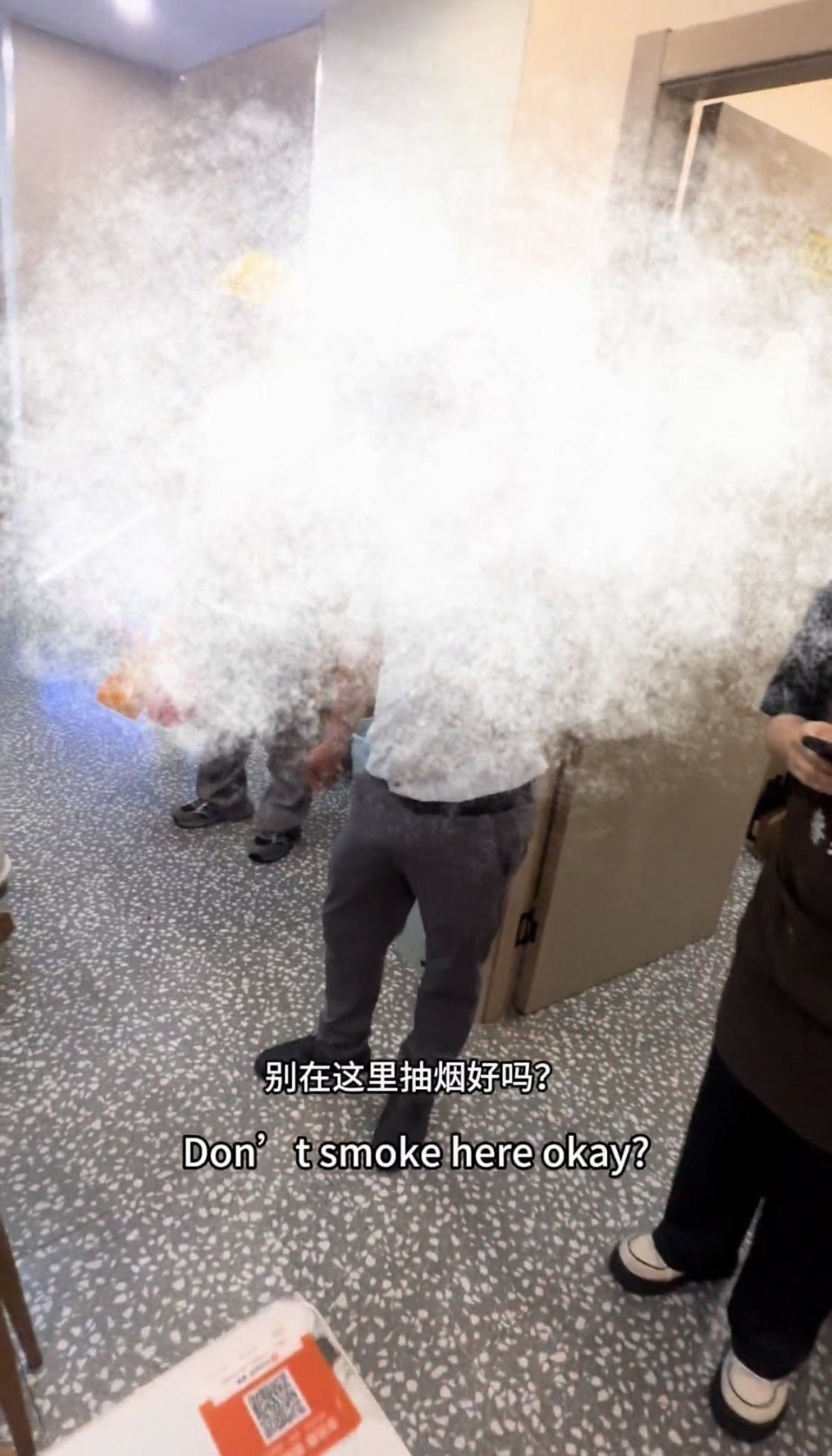 英男上海食肆勸阻吸煙，與人爆發衝突。抖音@alibabame 艾倫