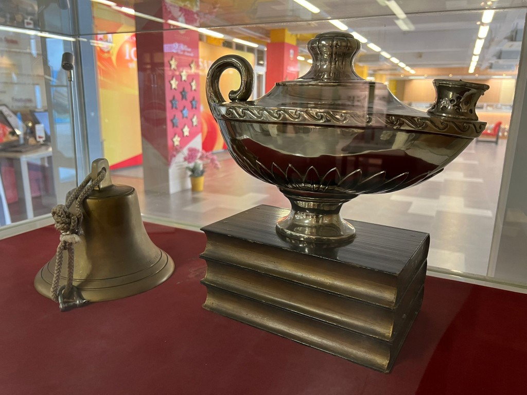 中六同學會將油燈（oil lamp）及校徽（school emblem）傳給中五代表。（圖片來源：受訪者提供）