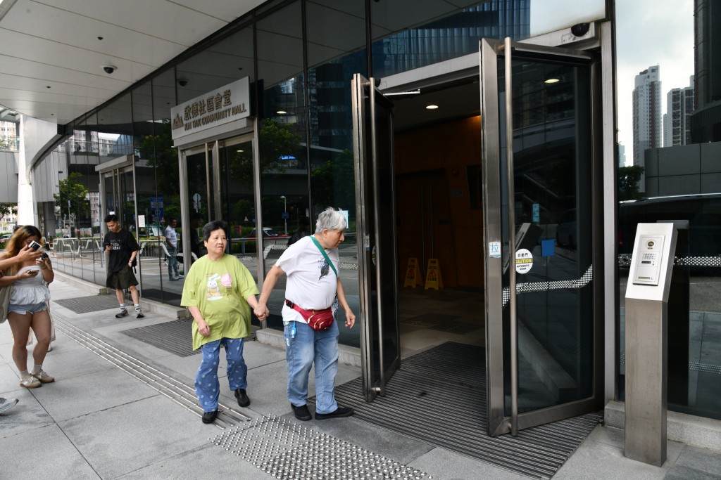 市民前往啟德社區會堂簽署弔唁冊。 市民前往啟德社區會堂簽署弔唁冊。