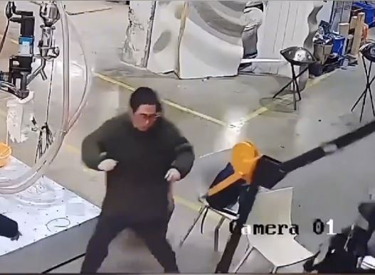 機械人在測試時突然失控追打工程師。BRTV新聞