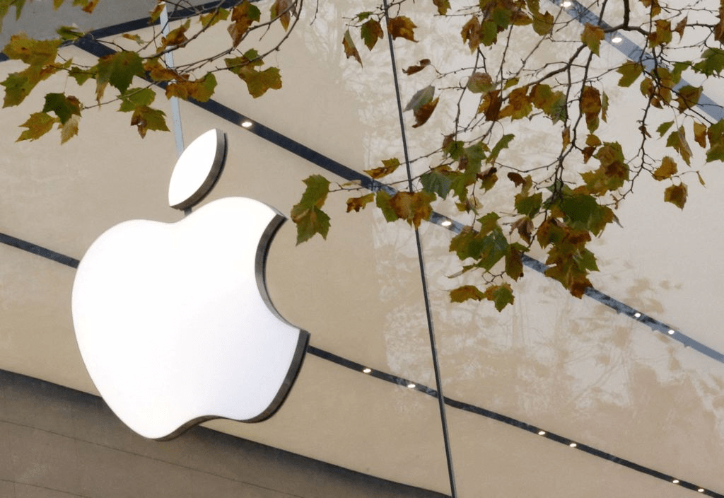 蘋果發佈聲明否認，強調該公司「從未與任何政府合作、在任何蘋果產品中安插後門，也永遠不會這麼做」。路透社