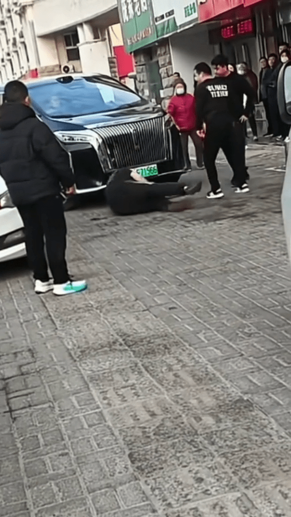 多次“飞身插水式头槌”狂撼对方车头，河南汉倒地。