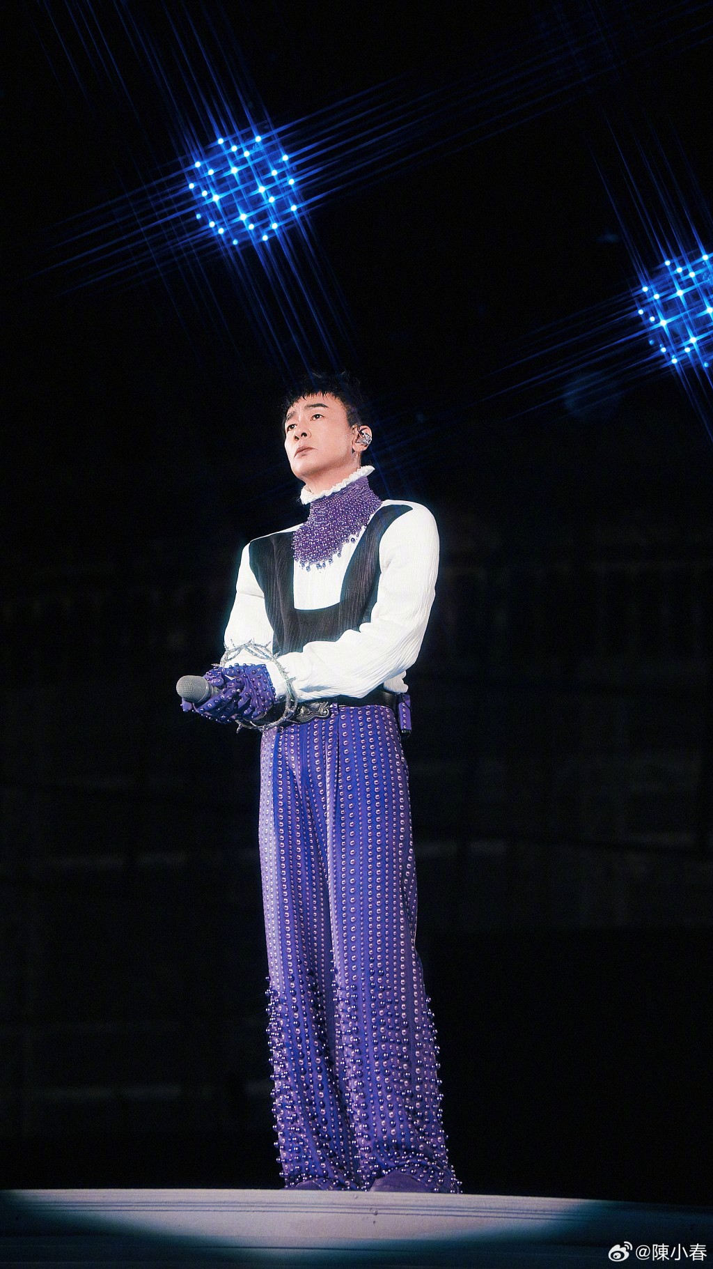 陳小春年近60歲,開演唱會可謂挑戰體力。 陳小春年近60歲,開演唱會可謂挑戰體力。