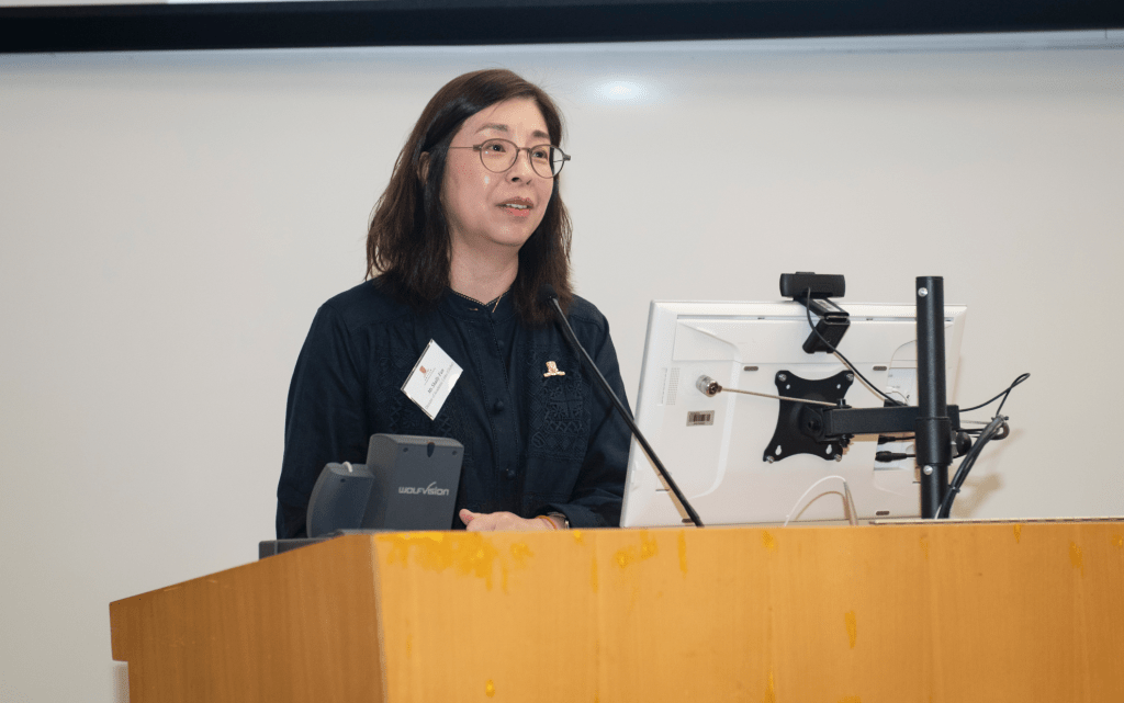 中大學術交流處處長范瑞欣女士致歡迎辭。 中大學術交流處處長范瑞欣女士致歡迎辭。