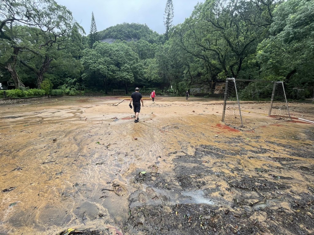 校内球场在雨灾后满布泥泞。 网上图片