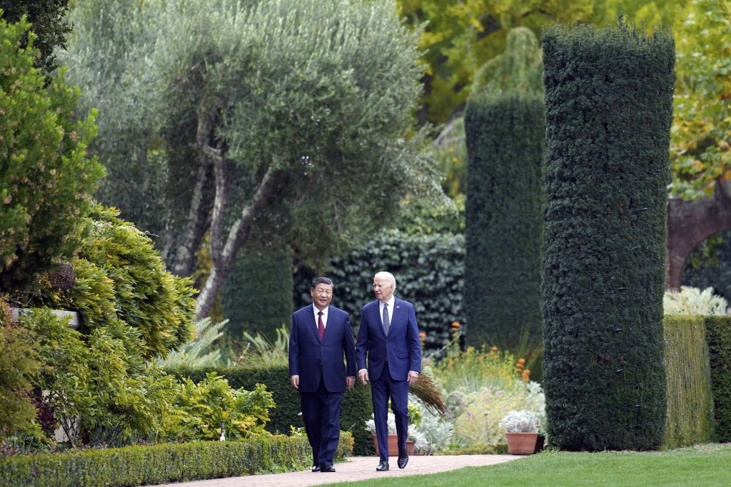宴會後，習近平主席同拜登總統在斐洛裡莊園散步交談。