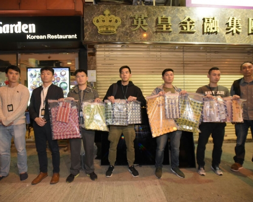 警方九龍城破網上百家樂賭檔 拘捕10人。黃文威攝