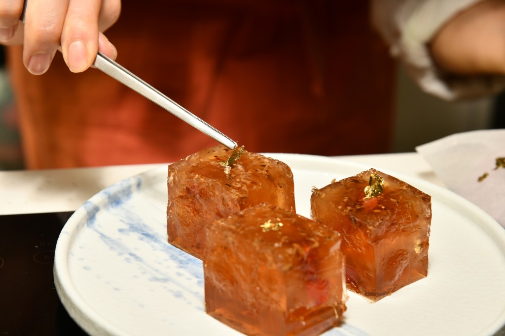Step 8: 取出桂花糕切件，飾上食用金箔。Remove the osmanthus jelly and cut into pieces, garnish with edible gold leaf.