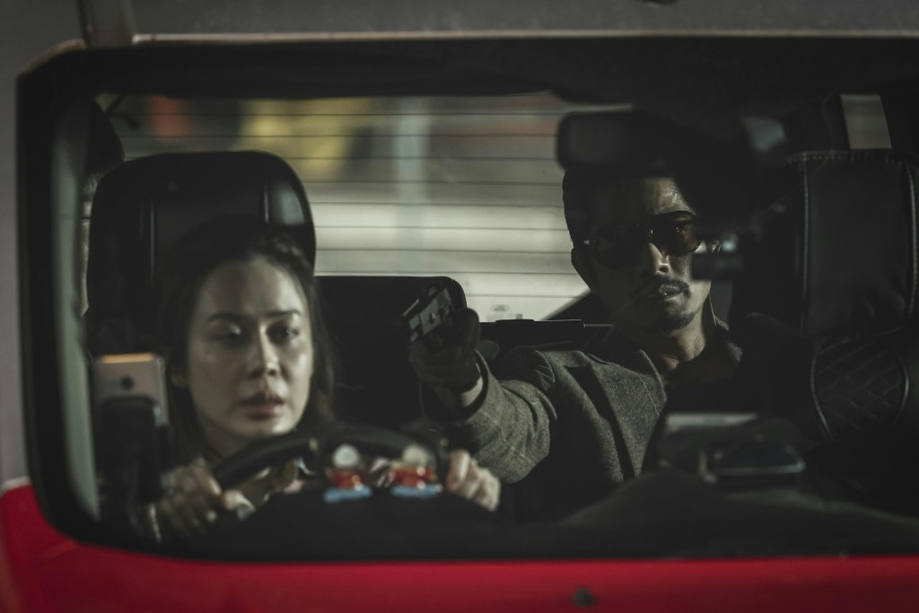 孙佳君在电影《临时劫案》饰演被胁持的的士司机，与郭富城（右）有对手戏。