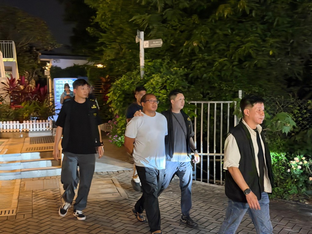 探員將男子帶返其女友報住的荔枝角「饒宗頤文化館—翠雅山房」旅館單位調查。曾志恒攝 探員將男子帶返其女友報住的荔枝角「饒宗頤文化館—翠雅山房」旅館單位調查。曾志恒攝