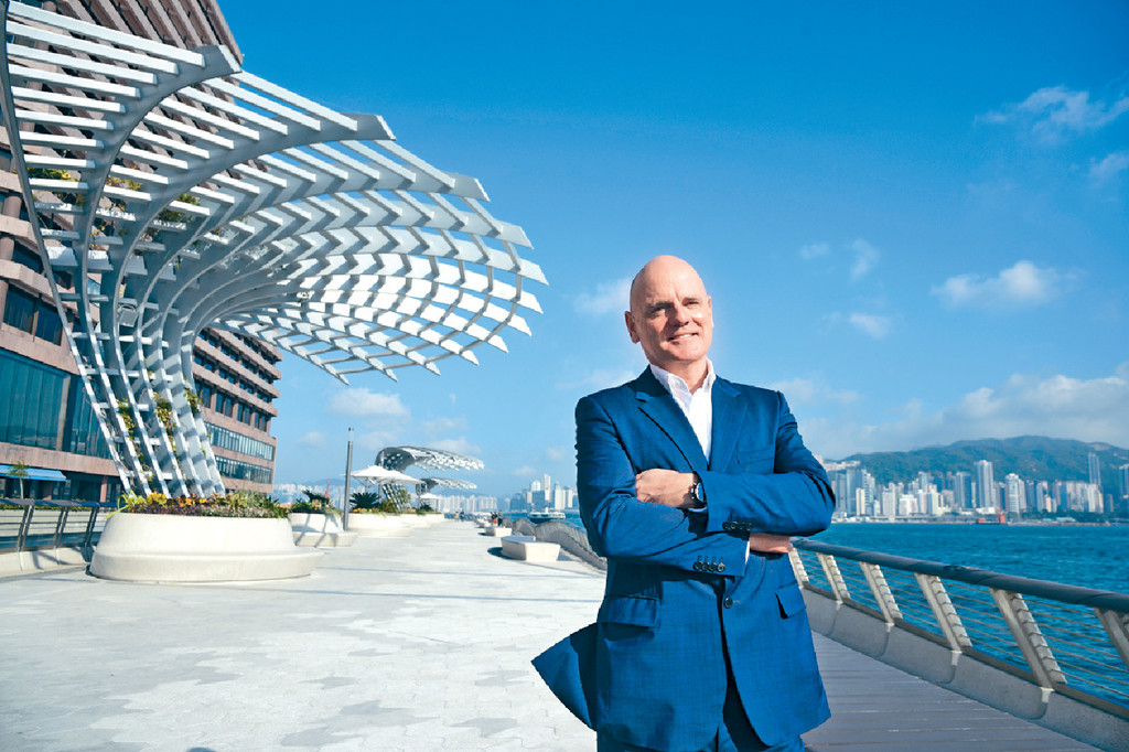 ■James Corner背后嘅大型支架，睇落似大鲸鱼尾。