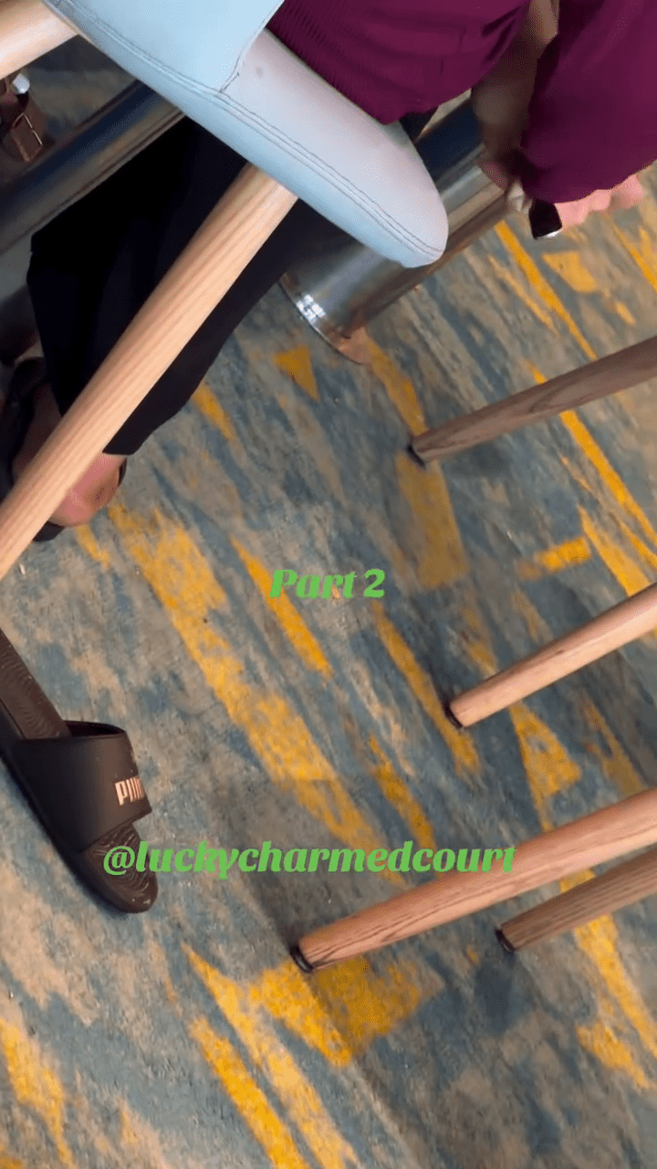 網片顯示,郵輪上穿紅衣的女性旅客用餐叉狂刮腳底。 IG@lucky_charmedcourt 網片顯示,郵輪上穿紅衣的女性旅客用餐叉狂刮腳底。 IG@lucky_charmedcourt