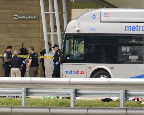 美國五角大樓外一個巴士站爆槍擊事件，一名警察被刺身亡後，疑兇被擊斃。AP圖片