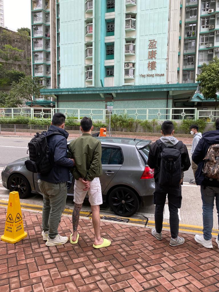 被捕男子有黑社會背景，與早前幫派和尖沙嘴街頭衝突有關，昨日在新界北被捕。