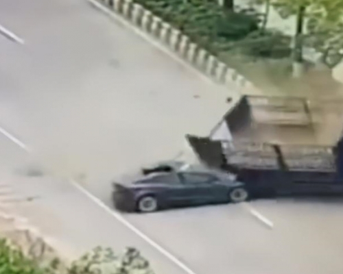 涉事的黑色Tesla在碰撞前毫無剎車迹象，以高速撞向貨車車尾。影片截圖