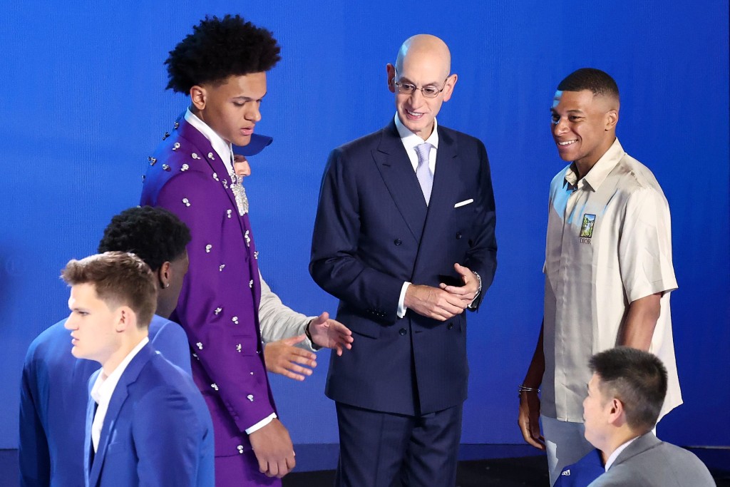 巴黎聖日耳門球星麥巴比（右）出席NBA選秀大會，與應屆狀元、杜克球員賓卡路（穿紫外套者）合照。