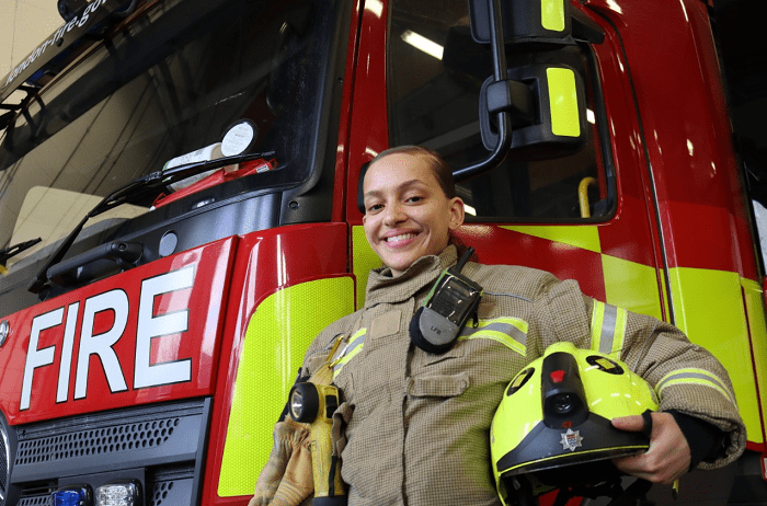 对于女消防员被迫在男队员及其他民众的注视下「脱到剩内裤」，妇女委员会提出关切。示意图/伦敦消防队图片