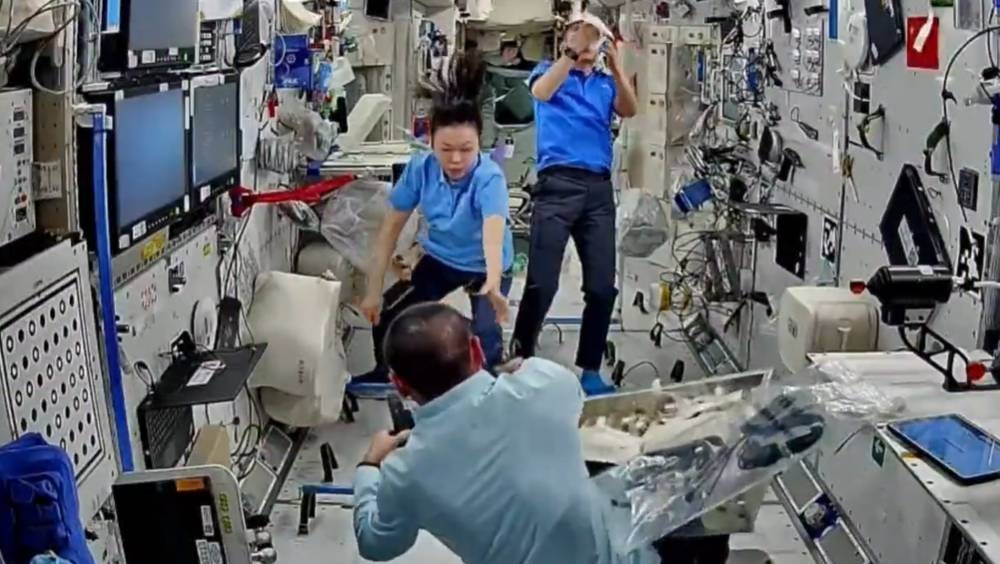 黎家盈駐留太空逾80日,配合隊友採血兼操練手控對接。載人航天小喇叭 黎家盈駐留太空逾80日,配合隊友採血兼操練手控對接。載人航天小喇叭