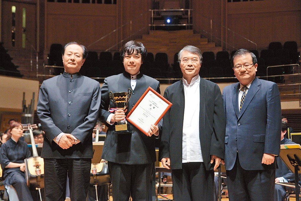 2011年，孫鵬贏得由香港中樂團創辦的全球首屆國際中樂指揮大賽冠軍