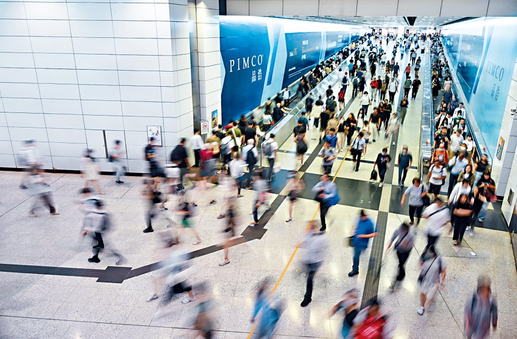 香港打工仔过劳问题浮现，惟法例未承认「过劳死」，「标准工时」立法未有进展。