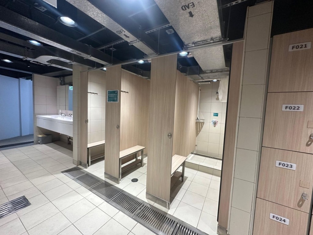 新設施亦設有儲物櫃方便市民短暫存放私人物品，惟使用者需自行準備掛鎖。