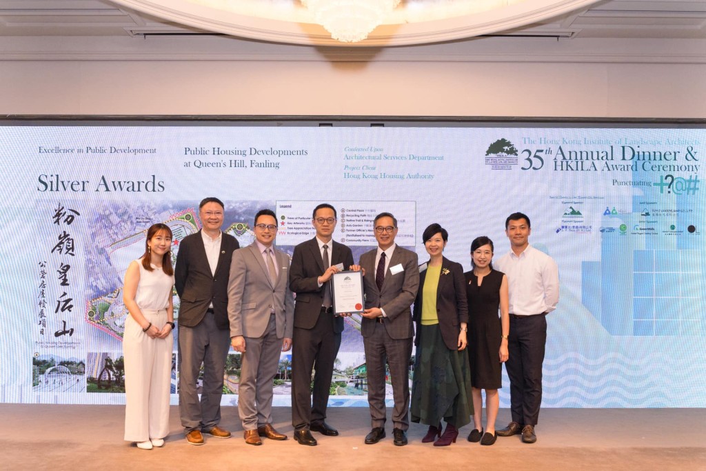 房委会的粉岭皇后山公营房屋发展项目获得「香港园境师学会2021-23年奖 - 公共项目银奖」。