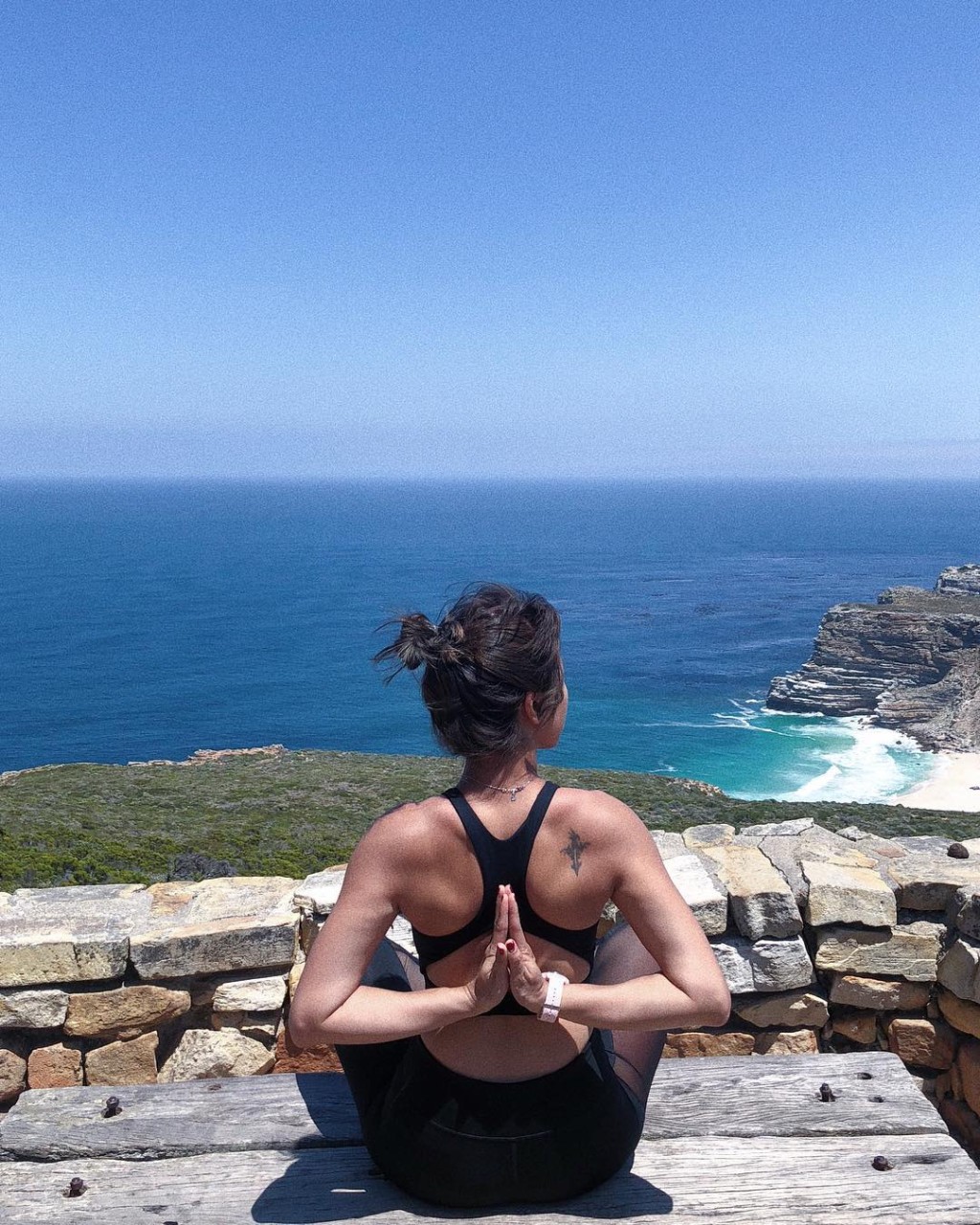 鄧穎芝早年在右背紋了一個十字架圖案,令她大感後悔!