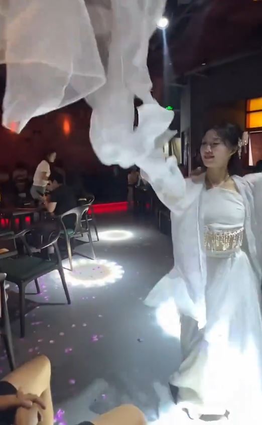 杭州有酒吧被質疑提供擦邊舞服務。抖音