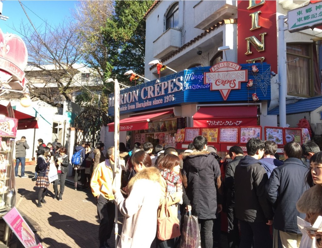 东京原宿竹下通的可丽饼名店经常要排队购买。网上图片