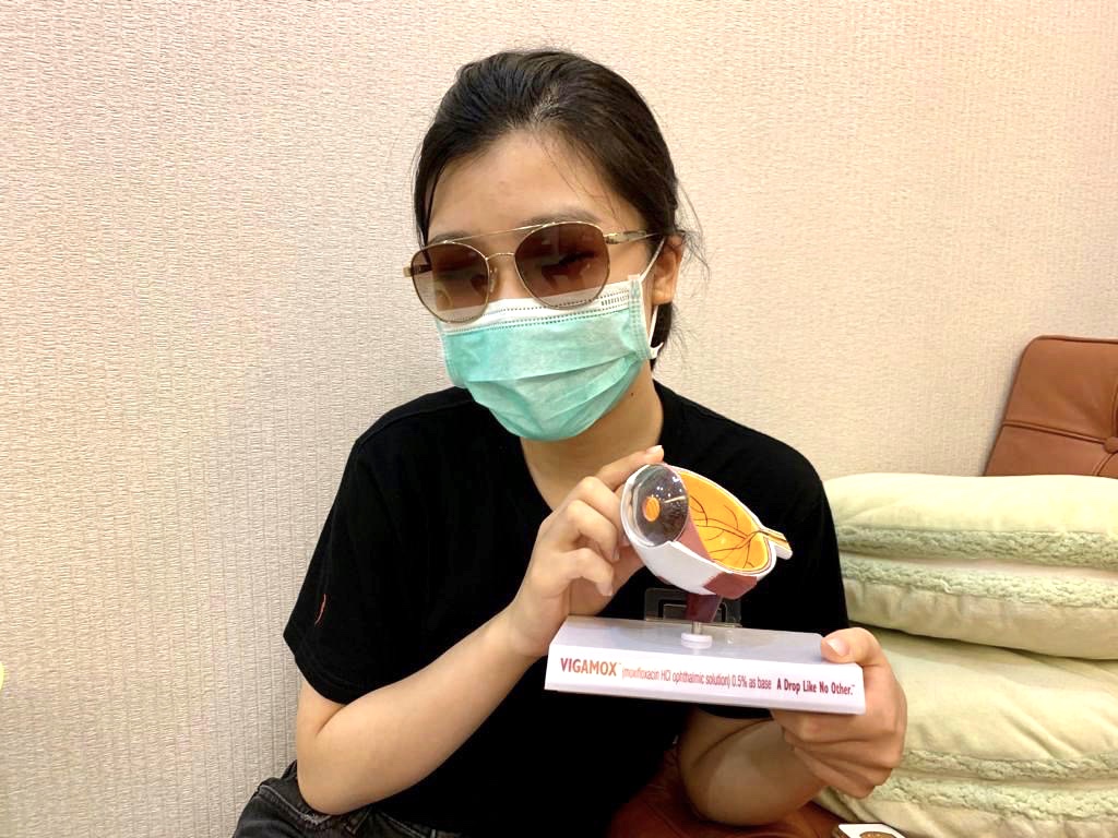 眼睛受損的張若希堅持繼續工作。