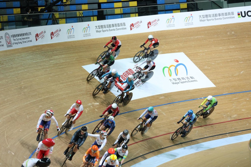 李思颖及梁颖仪(蓝衫)在麦迪逊赛中。徐嘉华摄