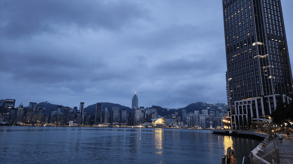 本港地區今日大致多雲，有幾陣驟雨，局部地區有狂風雷暴。黎志偉攝