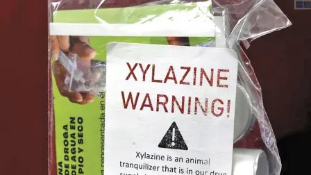 近年毒犯或癮君子以動物用的鎮靜劑甲苯噻嗪（xylazine）混合鴉片類藥物芬太尼（fentanyl），危害倍增。 網上圖片