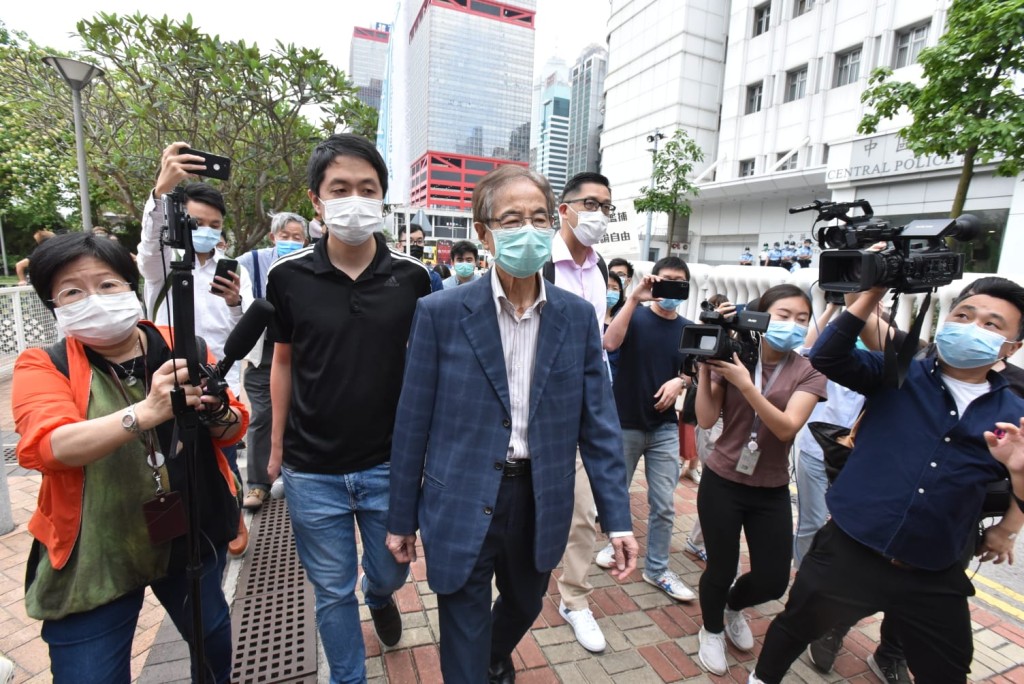 李柱銘保釋後離開中區警署。