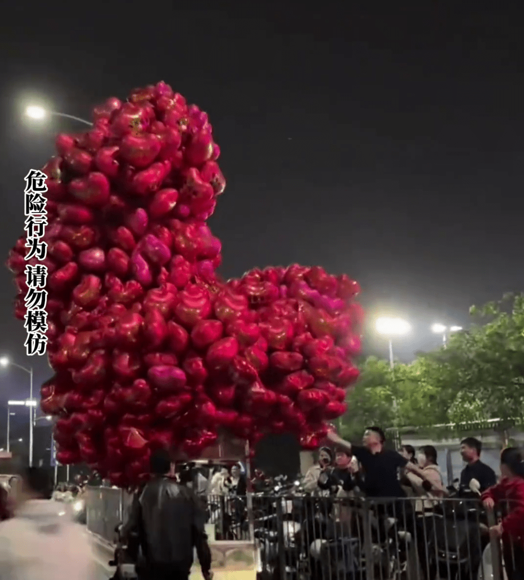 深圳醉漢除夕夜點燃路邊商販大串氣球。