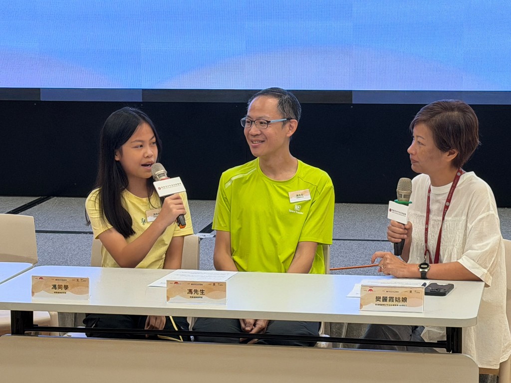 冯先生(中)认为,家长应著重激发子女的学习动机与态度,而非盲目追求分数。 冯先生(中)认为,家长应著重激发子女的学习动机与态度,而非盲目追求分数。