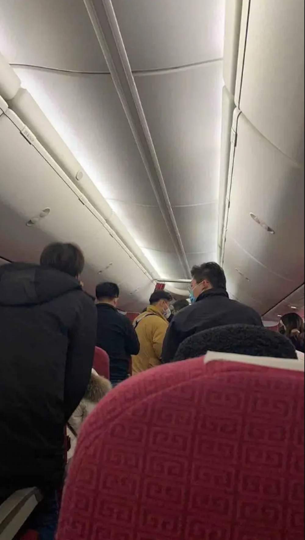 男子北京飞上海航班喊飞机要出事并冲击舱门，引发恐慌，机上乘客都站起来。