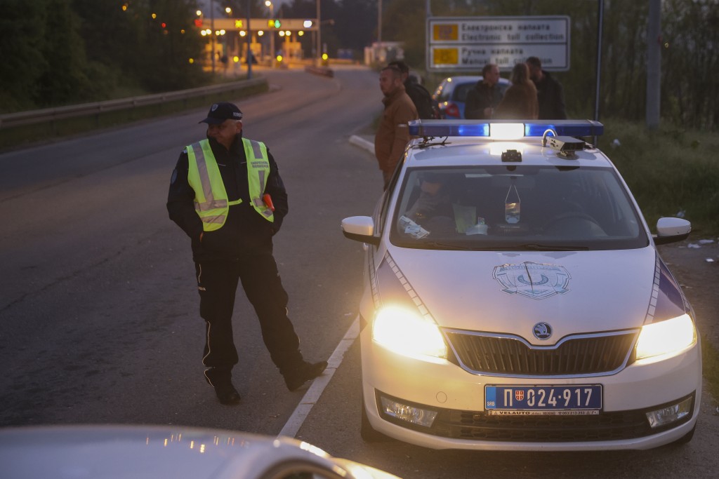 塞爾維亞再爆重大槍擊案，釀8死13傷，警方在塞爾維亞貝爾格萊德以南約50公里封鎖道路追捕槍手。AP