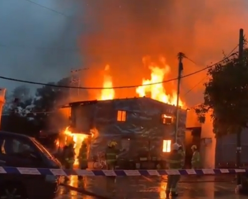 鐵皮屋起火。網上圖片