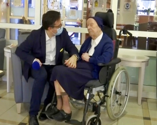 法國一名116歲的修女早前確診新冠肺炎，經治療後竟奇蹟康復。AP圖片